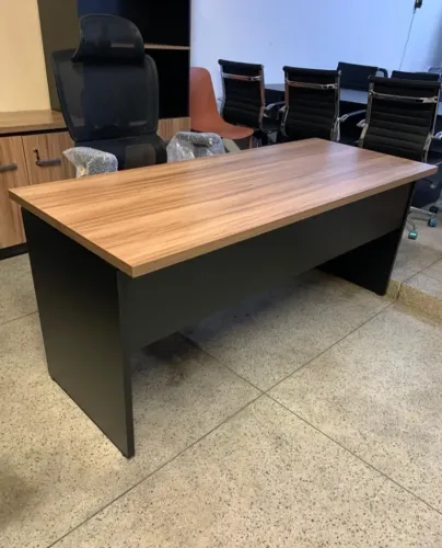 Mesa para escritório 1,70 m de largura