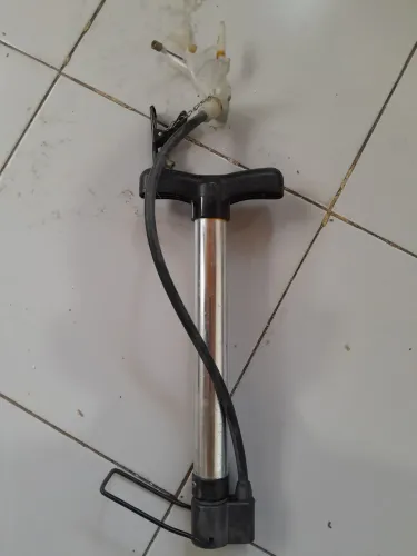 Bomba de pneu e bola