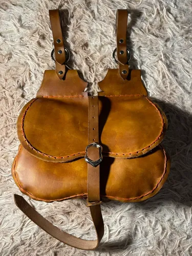 Bolsa estilo Medieval feita em couro legítimo