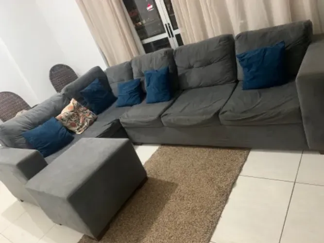 Sofá planejado pode ser separado ou em L ótimo estado marcas de uso .