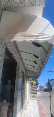 Toldo de porta de loja.