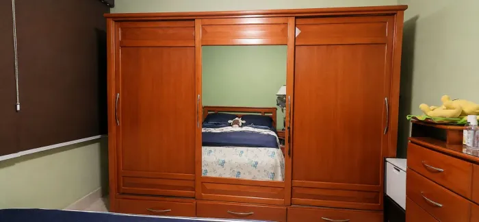 Guarda-Roupa Casal Grande Madeira Maciça c/ Espelho