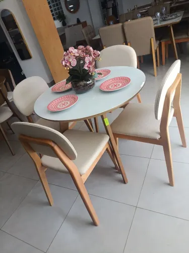 Mesa de jantar Lara em madeira maciça tecido linho