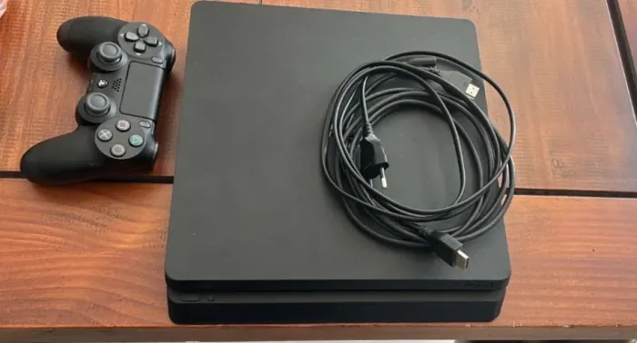 PlayStation 4 slim 1Tb 1 usado poucas vezes 