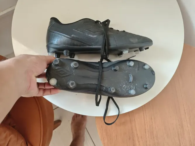 Chuteira UMBRO original com trava