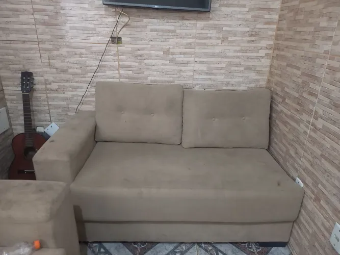 Sofá de dois lugares em tecido bege com detalhes de luxo