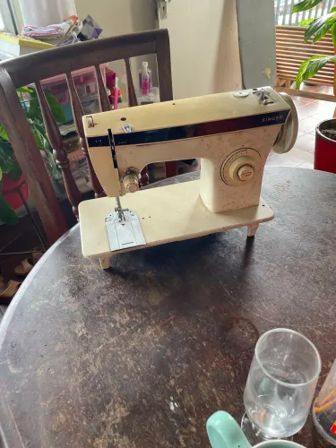 Máquina de costura singer