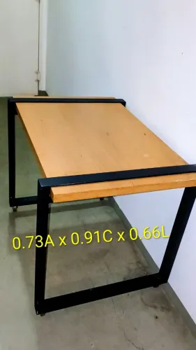 mesa de madeira com ferro