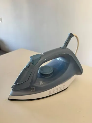 Ferro de Passar Seco e Vapor Electrolux Efficient Base antiaderente Vapor Vertical Extra