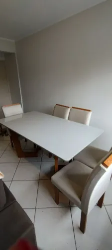 Jogo de mesa e 6 cadeiras