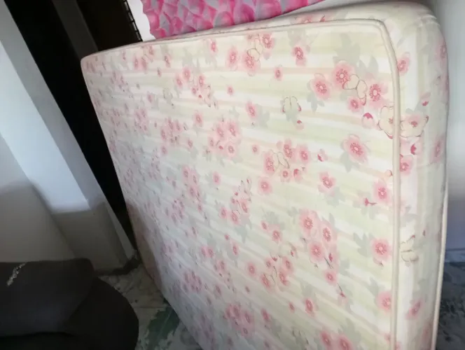 Vendo colchão casal.espuma bom.pouco usado só para visitas,raras. 200 reais.aceito propos