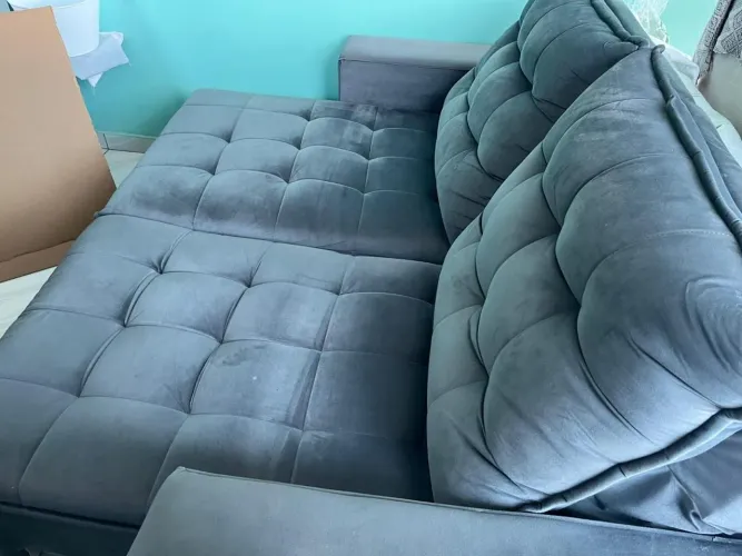 Sofá confortável tipo chaise.