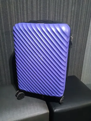 Esta é uma mala rígida Skylark Premium