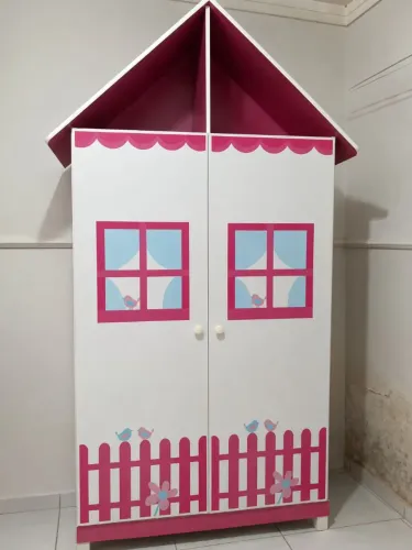 Guardar roupas casinha infantil