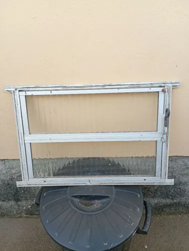 Janela Bastante pra banheiro.
