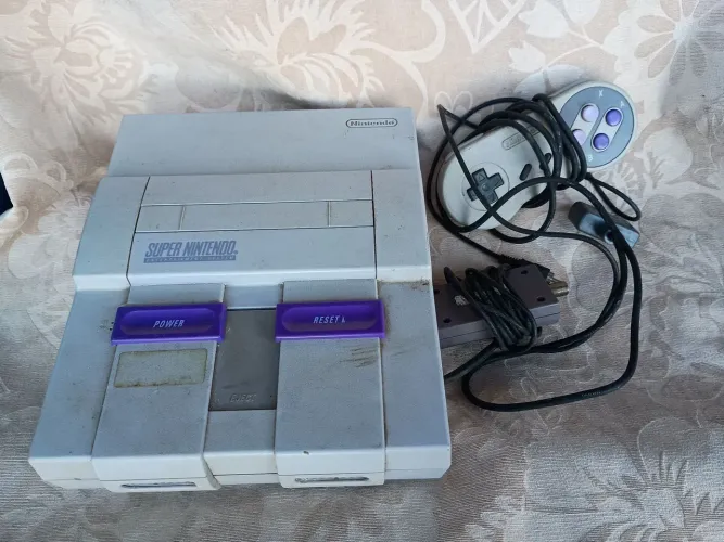 Vendde _se Super Nintendo com uma manete em bom estado de conservação.