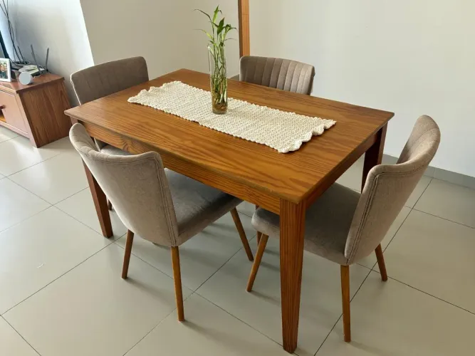 Mesa com 4 cadeiras Tok Stok