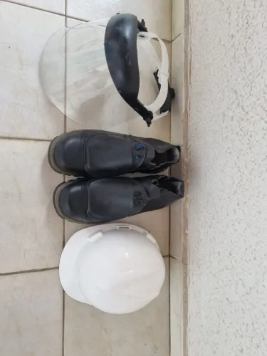 Conjunto segurança ( novo nunca foi usado)ponta de aço 45,capacete e máscara protetora 