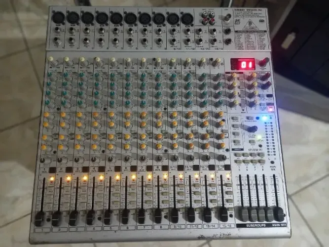 VENDO MESA DE SOM BEHRINGUER EURORACK UB2442FX-PRO
