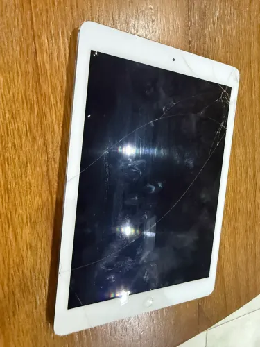 Tablet da Apple atrás está toda referência Obs ; vidro está trincado
