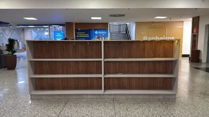Quiosque Modular com vitrine de vidros e prateleira completo 3x4