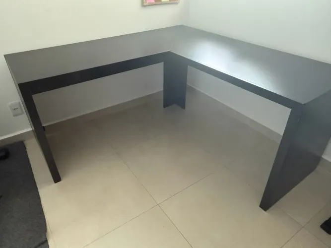 Mesa de escritório em L / Escrivaninha espaçosa (1,57m)