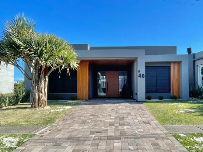 Uma das melhores casas térreas do Capão Ilhas Resort, lote beira lago e decorada.