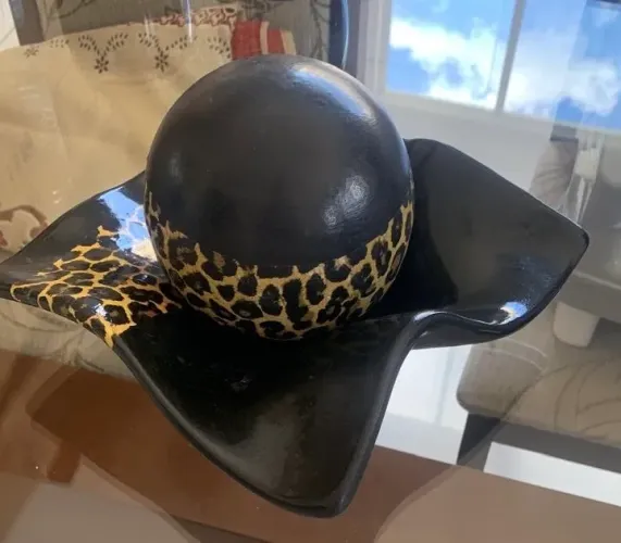 Enfeite para mesa preto com detalhe em oncinha 