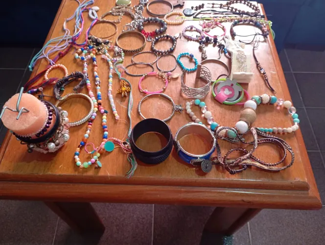 Pulseiras e colares 55 peças