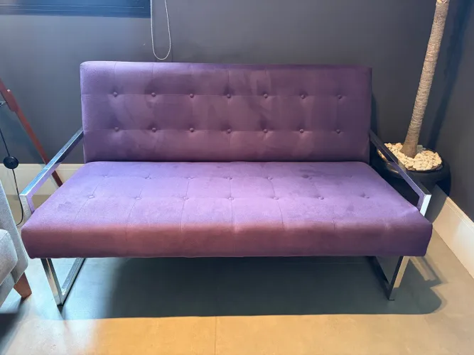 Sofá 2 lugares roxo, design moderno - Excelente estado