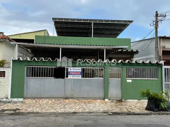 Casa Linear, desocupada com 2 vagas de garagem - Vila Valqueire.