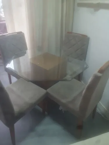 Mesa de vidro bisotê e 4 cadeiras de madeira maciça na cor cinza
