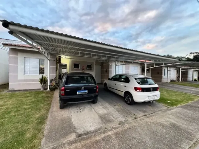 Casa de três dormitórios, em condomínio fechado