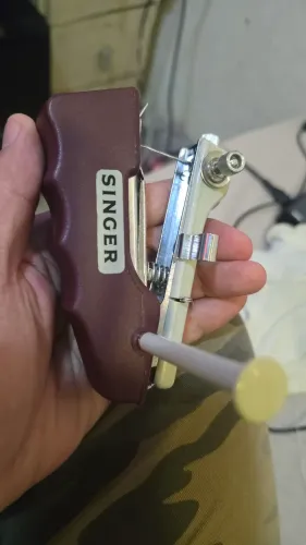 Máquina de costura mini singer com manual