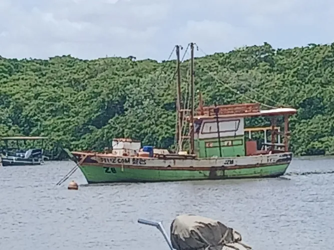 Vende-se esse barco sime novo