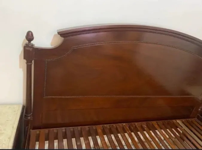 Vendo CAMA CLÁSSICA E DECORATIVA com 2 criados mudos clássicos 2.500,00