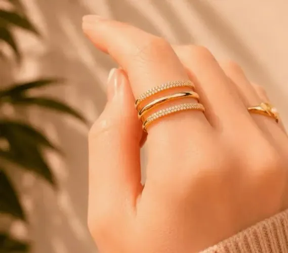 Anel Aro Triplo em Ouro 18K com Zircônias