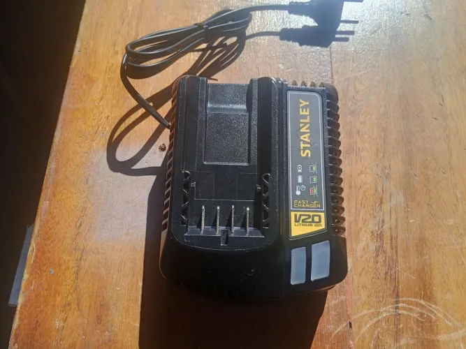 Carregador Stanley BATERIA 20v 4ah SC400
