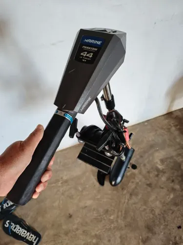 Vendo motor elétrico Phantom marine 44 lbrs em ótimo estado de conservação 