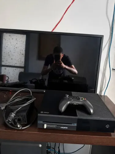Xbox one 1T + Kinect semi novo com manete e diversos jogos