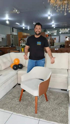 Poltrona sofisticada com pés em madeira maciça 