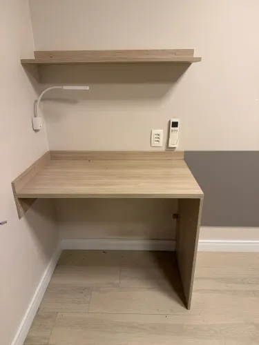 Escrivaninha com estante em MDF é ótimo estado