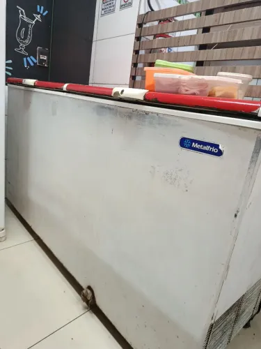Frizzer em perfeitas condições de uso ,nunca fez serviços gela bastante
