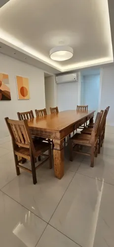 Mesa em Madeira Maciça com 8 Cadeiras