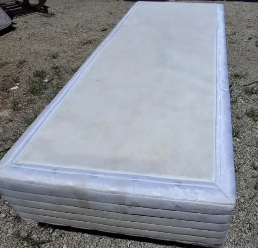 Base de cama de solteiro, 0,78, em bom estado.