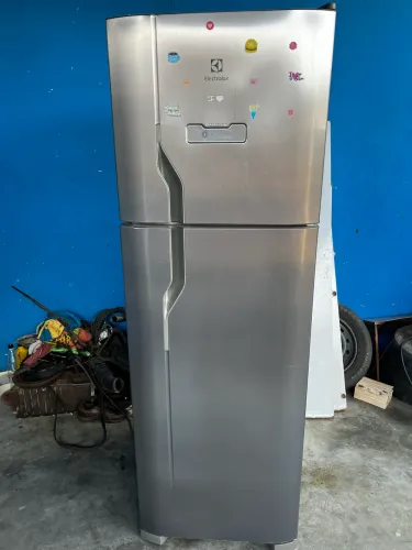 Vendo geladeira funcionando perfeitamente semi nova