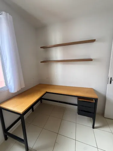 Vendo escrivaninha mesa em L de madeira de cerejeira com gaveteiro