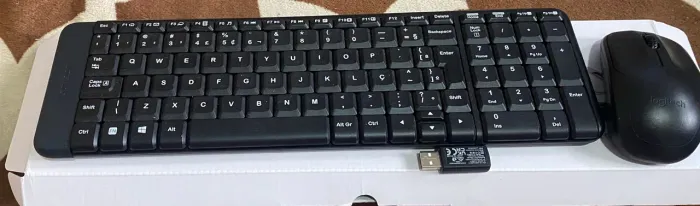 Kit Logitech MK220 Sem Fio (Teclado + Mouse + Receptor) - Impecável