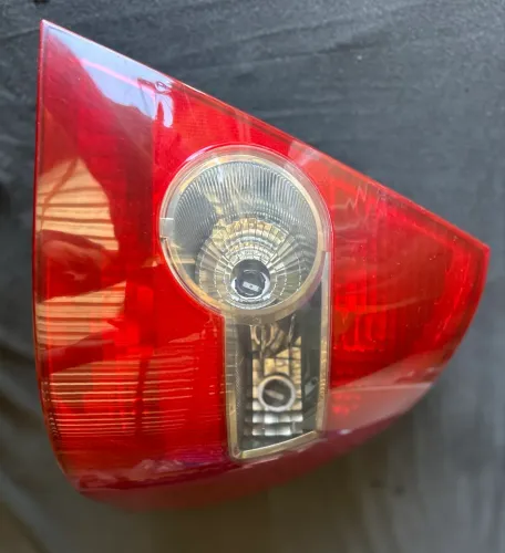 Lanterna direita Fiesta sedan 2004 a 2010