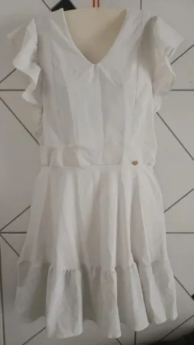 Vestido branco novo, com decote em V